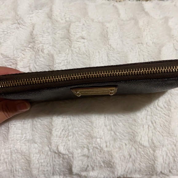 Michael kors  signature Jet set zip around ! - Picture 6 of 13